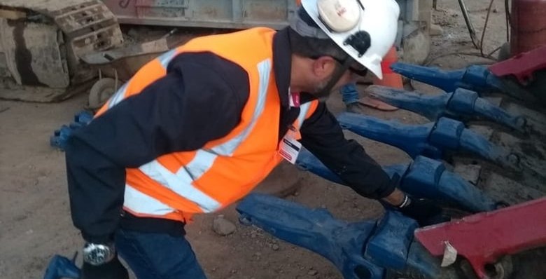 Técnicos da LPR montando pontas Feurst na caçamba, em campo