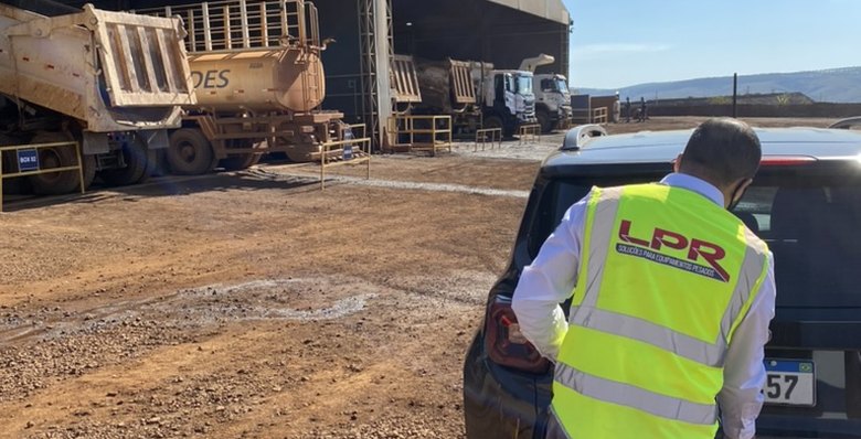 Consultor técnico da LPR em visita a uma frente de serviço de mineração