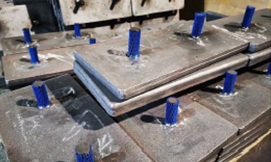 Placas com prisioneiros soldados, prontas para fixação.